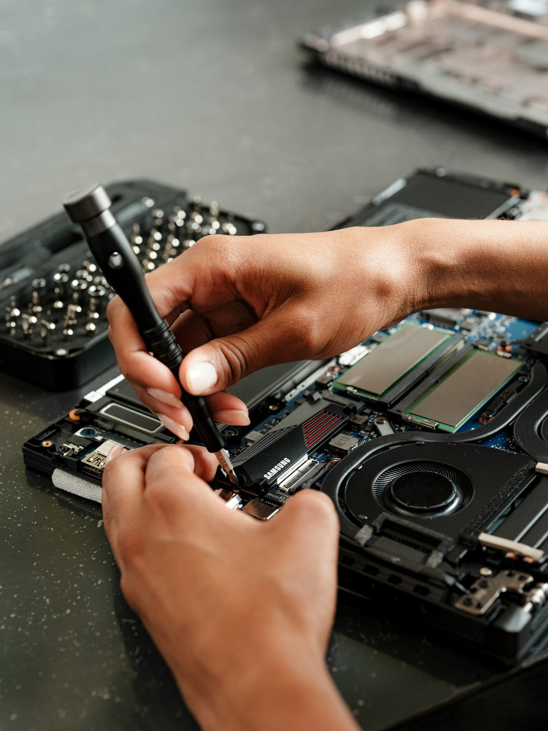 Technicien informatique réparant un laptop à Tours